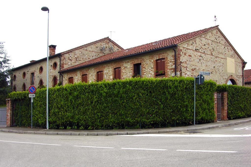Locanda La Corte Dei Galli Carre Eksteriør billede